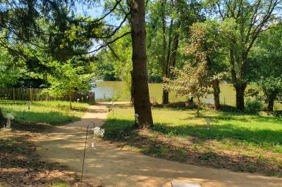 Logo du Domaine Les 3 Rivages avec des ornements décoratifs et la mention ’Réceptions & Séminaires’.