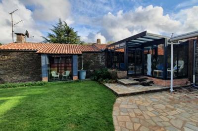 Logo du Domaine Les 3 Rivages avec des ornements décoratifs et la mention ’Réceptions & Séminaires’.