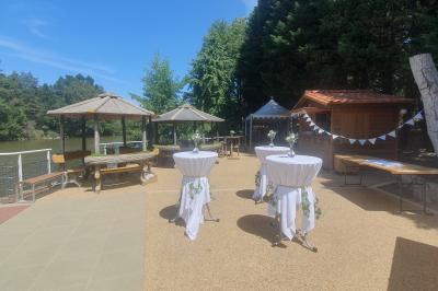 Logo du Domaine Les 3 Rivages avec des ornements décoratifs et la mention ’Réceptions & Séminaires’.