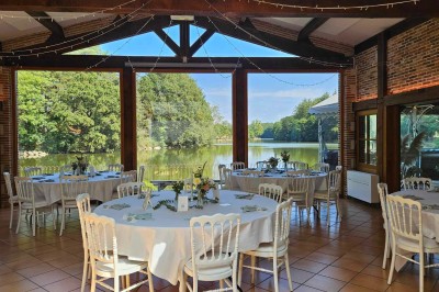 Logo du Domaine Les 3 Rivages avec des ornements décoratifs et la mention ’Réceptions & Séminaires’.