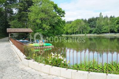 Logo du Domaine Les 3 Rivages avec des ornements décoratifs et la mention ’Réceptions & Séminaires’.