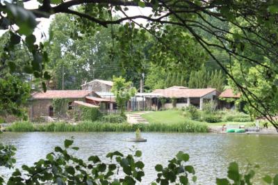 Logo du Domaine Les 3 Rivages avec des ornements décoratifs et la mention ’Réceptions & Séminaires’.