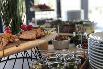 Bâtiment moderne éclairé la nuit, entouré d'un espace extérieur sombre avec un ciel nuageux en arrière-plan.