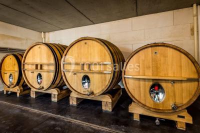 Bâtiment moderne éclairé la nuit, entouré d'un espace extérieur sombre avec un ciel nuageux en arrière-plan.