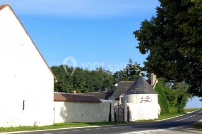 Miniature Location salle Roches (Loir-et-Cher) - Le Clos du Tilleul #12 Mur en pierre avec une enseigne lumineuse ’Le Clos du Tilleul’, route et ciel au crépuscule en arrière-plan.