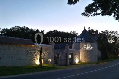 Miniature Location salle Roches (Loir-et-Cher) - Le Clos du Tilleul #15 Mur en pierre avec une enseigne lumineuse ’Le Clos du Tilleul’, route et ciel au crépuscule en arrière-plan.