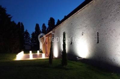 Miniature Location salle Roches (Loir-et-Cher) - Le Clos du Tilleul #16 Mur en pierre avec une enseigne lumineuse ’Le Clos du Tilleul’, route et ciel au crépuscule en arrière-plan.