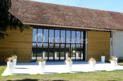 Miniature Location salle Roches (Loir-et-Cher) - Le Clos du Tilleul #3 Mur en pierre avec une enseigne lumineuse ’Le Clos du Tilleul’, route et ciel au crépuscule en arrière-plan.