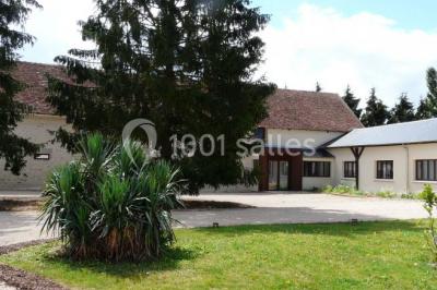 Miniature Location salle Roches (Loir-et-Cher) - Le Clos du Tilleul #13 Mur en pierre avec une enseigne lumineuse ’Le Clos du Tilleul’, route et ciel au crépuscule en arrière-plan.