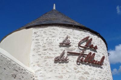 Miniature Location salle Roches (Loir-et-Cher) - Le Clos du Tilleul #2 Mur en pierre avec une enseigne lumineuse ’Le Clos du Tilleul’, route et ciel au crépuscule en arrière-plan.