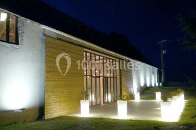 Miniature Location salle Roches (Loir-et-Cher) - Le Clos du Tilleul #17 Mur en pierre avec une enseigne lumineuse ’Le Clos du Tilleul’, route et ciel au crépuscule en arrière-plan.