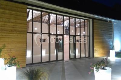 Miniature Location salle Roches (Loir-et-Cher) - Le Clos du Tilleul #18 Mur en pierre avec une enseigne lumineuse ’Le Clos du Tilleul’, route et ciel au crépuscule en arrière-plan.