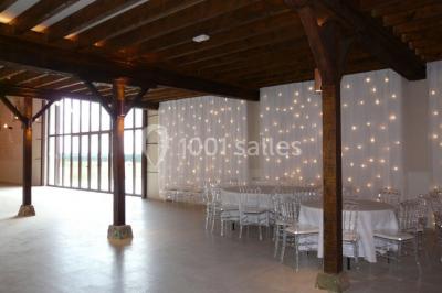 Miniature Location salle Roches (Loir-et-Cher) - Le Clos du Tilleul #19 Mur en pierre avec une enseigne lumineuse ’Le Clos du Tilleul’, route et ciel au crépuscule en arrière-plan.
