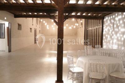 Miniature Location salle Roches (Loir-et-Cher) - Le Clos du Tilleul #11 Mur en pierre avec une enseigne lumineuse ’Le Clos du Tilleul’, route et ciel au crépuscule en arrière-plan.