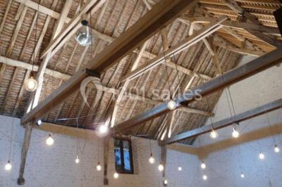 Miniature Location salle Roches (Loir-et-Cher) - Le Clos du Tilleul #10 Mur en pierre avec une enseigne lumineuse ’Le Clos du Tilleul’, route et ciel au crépuscule en arrière-plan.