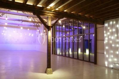 Miniature Location salle Roches (Loir-et-Cher) - Le Clos du Tilleul #20 Mur en pierre avec une enseigne lumineuse ’Le Clos du Tilleul’, route et ciel au crépuscule en arrière-plan.