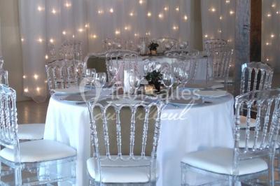 Miniature Location salle Roches (Loir-et-Cher) - Le Clos du Tilleul #8 Mur en pierre avec une enseigne lumineuse ’Le Clos du Tilleul’, route et ciel au crépuscule en arrière-plan.