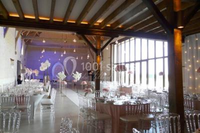 Miniature Location salle Roches (Loir-et-Cher) - Le Clos du Tilleul #7 Mur en pierre avec une enseigne lumineuse ’Le Clos du Tilleul’, route et ciel au crépuscule en arrière-plan.