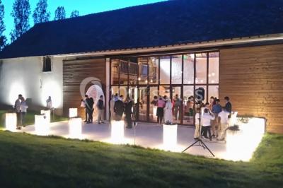 Miniature Location salle Roches (Loir-et-Cher) - Le Clos du Tilleul #4 Mur en pierre avec une enseigne lumineuse ’Le Clos du Tilleul’, route et ciel au crépuscule en arrière-plan.