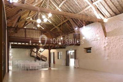 Miniature Location salle Roches (Loir-et-Cher) - Le Clos du Tilleul #9 Mur en pierre avec une enseigne lumineuse ’Le Clos du Tilleul’, route et ciel au crépuscule en arrière-plan.