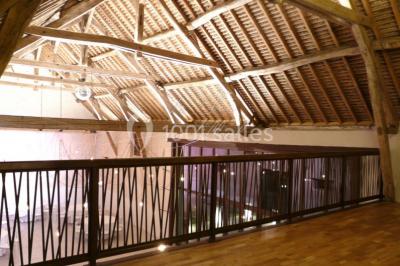 Miniature Location salle Roches (Loir-et-Cher) - Le Clos du Tilleul #21 Mur en pierre avec une enseigne lumineuse ’Le Clos du Tilleul’, route et ciel au crépuscule en arrière-plan.