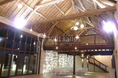 Miniature Location salle Roches (Loir-et-Cher) - Le Clos du Tilleul #5 Mur en pierre avec une enseigne lumineuse ’Le Clos du Tilleul’, route et ciel au crépuscule en arrière-plan.