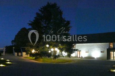Miniature Location salle Roches (Loir-et-Cher) - Le Clos du Tilleul #14 Mur en pierre avec une enseigne lumineuse ’Le Clos du Tilleul’, route et ciel au crépuscule en arrière-plan.