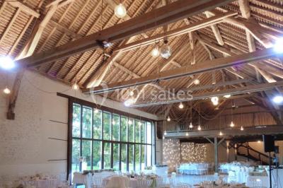 Miniature Location salle Roches (Loir-et-Cher) - Le Clos du Tilleul #6 Mur en pierre avec une enseigne lumineuse ’Le Clos du Tilleul’, route et ciel au crépuscule en arrière-plan.