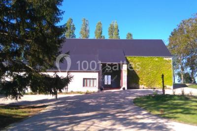 Miniature Location salle Roches (Loir-et-Cher) - Le Clos du Tilleul #22 Mur en pierre avec une enseigne lumineuse ’Le Clos du Tilleul’, route et ciel au crépuscule en arrière-plan.