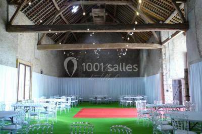 Miniature Location salle Roches (Loir-et-Cher) - Le Clos du Tilleul #23 Mur en pierre avec une enseigne lumineuse ’Le Clos du Tilleul’, route et ciel au crépuscule en arrière-plan.
