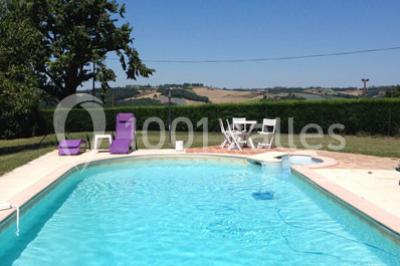 Salle de réception décorée avec des tables dressées, nappes blanches et éclairage chaleureux.