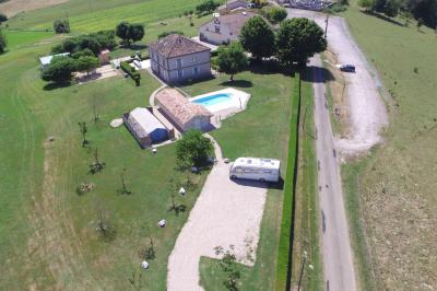 Salle de réception décorée avec des tables dressées, nappes blanches et éclairage chaleureux.