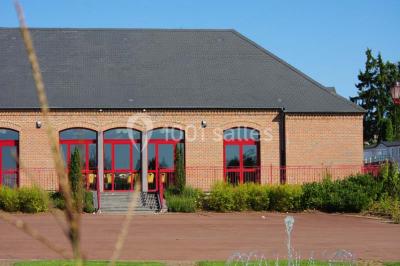 Miniature Location salle Boussières-sur-Sambre (Nord) - Salle des Fêtes de Boussières sur Sambre #3 Salle de réunion vide avec tables disposées en U, chaises en bois, murs en briques et grandes fenêtres laissant entrer la…