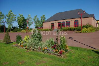 Miniature Location salle Boussières-sur-Sambre (Nord) - Salle des Fêtes de Boussières sur Sambre #2 Salle de réunion vide avec tables disposées en U, chaises en bois, murs en briques et grandes fenêtres laissant entrer la…
