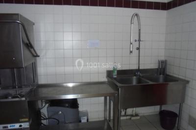 Miniature Location salle Boussières-sur-Sambre (Nord) - Salle des Fêtes de Boussières sur Sambre #7 Salle de réunion vide avec tables disposées en U, chaises en bois, murs en briques et grandes fenêtres laissant entrer la…