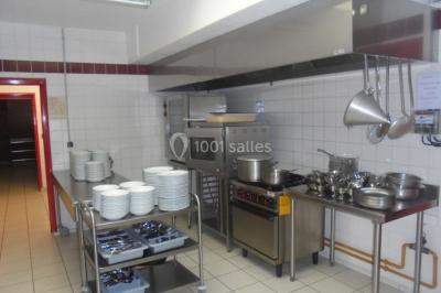 Miniature Location salle Boussières-sur-Sambre (Nord) - Salle des Fêtes de Boussières sur Sambre #8 Salle de réunion vide avec tables disposées en U, chaises en bois, murs en briques et grandes fenêtres laissant entrer la…