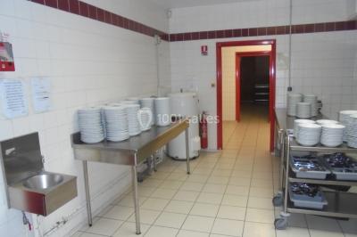 Miniature Location salle Boussières-sur-Sambre (Nord) - Salle des Fêtes de Boussières sur Sambre #9 Salle de réunion vide avec tables disposées en U, chaises en bois, murs en briques et grandes fenêtres laissant entrer la…