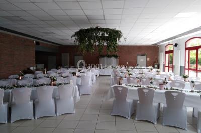 Miniature Location salle Boussières-sur-Sambre (Nord) - Salle des Fêtes de Boussières sur Sambre #5 Salle de réunion vide avec tables disposées en U, chaises en bois, murs en briques et grandes fenêtres laissant entrer la…