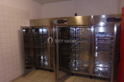 Miniature Location salle Boussières-sur-Sambre (Nord) - Salle des Fêtes de Boussières sur Sambre #11 Salle de réunion vide avec tables disposées en U, chaises en bois, murs en briques et grandes fenêtres laissant entrer la…