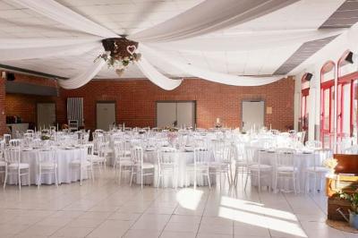 Miniature Location salle Boussières-sur-Sambre (Nord) - Salle des Fêtes de Boussières sur Sambre #4 Salle de réunion vide avec tables disposées en U, chaises en bois, murs en briques et grandes fenêtres laissant entrer la…