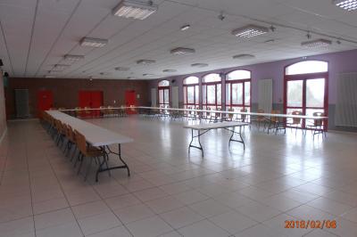 Miniature Location salle Boussières-sur-Sambre (Nord) - Salle des Fêtes de Boussières sur Sambre #12 Salle de réunion vide avec tables disposées en U, chaises en bois, murs en briques et grandes fenêtres laissant entrer la…