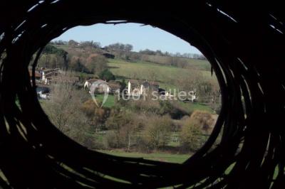 Des personnes assises et debout discutent dans une salle conviviale avec des tables, des chaises et des décorations murales.