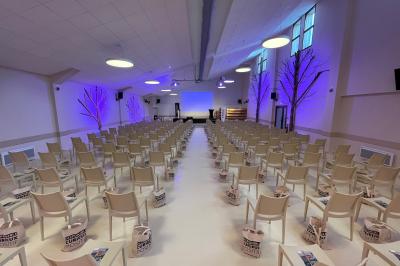 Bassin artificiel entouré de palmiers et de rochers, avec un paysage verdoyant en arrière-plan.