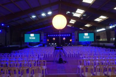 Bassin artificiel entouré de palmiers et de rochers, avec un paysage verdoyant en arrière-plan.