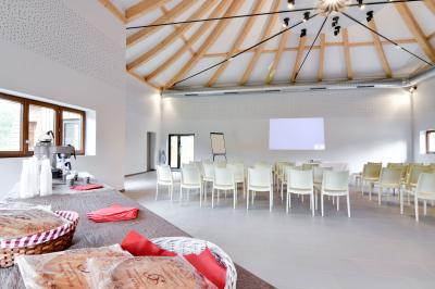 Bassin artificiel entouré de palmiers et de rochers, avec un paysage verdoyant en arrière-plan.