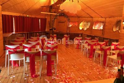 Bassin artificiel entouré de palmiers et de rochers, avec un paysage verdoyant en arrière-plan.