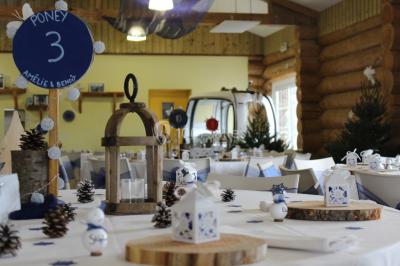 Bassin artificiel entouré de palmiers et de rochers, avec un paysage verdoyant en arrière-plan.