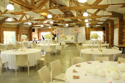 Bassin artificiel entouré de palmiers et de rochers, avec un paysage verdoyant en arrière-plan.