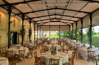 Vue d'une salle de bain avec double vasque en bois et d'une chambre lumineuse avec parquet et grandes fenêtres.