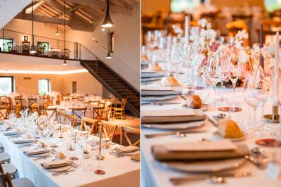 Vue d'une salle de bain avec double vasque en bois et d'une chambre lumineuse avec parquet et grandes fenêtres.